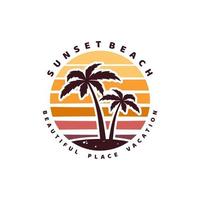 tramonto spiaggia palma vacanza logo design vettore