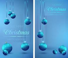 decorazioni natalizie, palline di vetro. natale, design di biglietti di auguri di capodanno, banner per le vacanze. decorazioni, sfere di vetro lucido su sfondo blu. vettore realistico