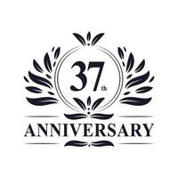 Design per il 37° anniversario, lussuoso logo dell'anniversario di 37 anni di colore dorato. vettore