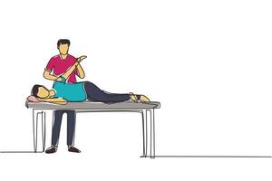 singolo disegno di una linea uomo paziente sdraiato sul lettino da massaggio terapista che fa un trattamento curativo massaggiando la mano ferita manuale terapia fisica concetto di riabilitazione. vettore di disegno a linea continua