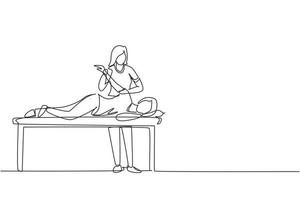 singolo disegno a linea continua paziente donna sdraiata sul lettino da massaggio terapista che fa trattamento curativo massaggio mano ferita concetto di riabilitazione della terapia fisica manuale. vettore di disegno di una linea
