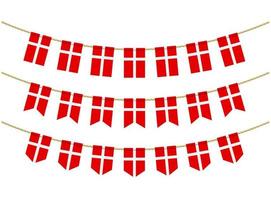 bandiera della Danimarca sulle corde su sfondo bianco. set di bandiere di stamina patriottiche. decorazione della stamina della bandiera della Danimarca vettore