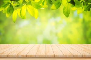 illustrazione dipinta vettore tavolo in legno pavimento e bella foglia verde naturale astratto sfocato bokeh sfondo chiaro