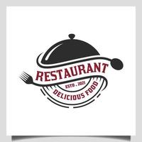 cibo classico ristorante vintage retrò con modello di logo emblema concetto di design forchetta, cucchiaio e piatto vettore