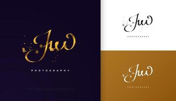 jw design iniziale del logo della firma con uno stile di scrittura dorato elegante e minimalista. design del logo iniziale j e w per l'identità del marchio di matrimoni, moda, gioielli, boutique e business vettore