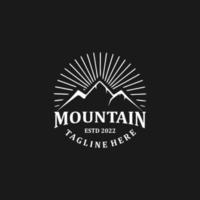 design del modello di logo vintage di montagna vettore