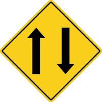 segnale di traffico a doppio senso. simbolo di avvertimento a due vie. cartello stradale. vettore