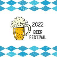 oktoberfest 2022 - festa della birra. elementi di doodle disegnati a mano. festa tradizionale tedesca. boccale di birra in vetro su sfondo bianco con rombi blu e scritte. vettore