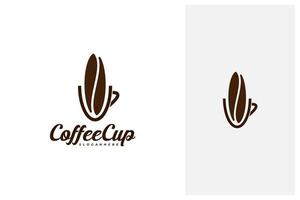 design del logo del chicco di caffè e della tazza di caffè vettore