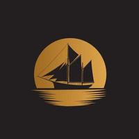 nave barca a vela sull'oceano con disegno del logo dell'illustrazione del fondo della luna d'oro vettore