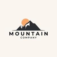 illustrazione del modello di progettazione del logo della montagna del sole vettore