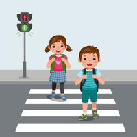 simpatici bambini delle scuole con zaino che attraversano la strada vicino al semaforo pedonale sulla croce zebrata verso la scuola vettore