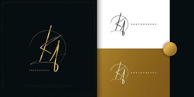 ka design del logo della firma iniziale con uno stile di scrittura dorato elegante e minimalista. iniziale k e un logo design per matrimoni, moda, gioielli, boutique e identità del marchio aziendale vettore