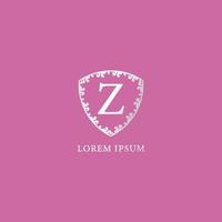 modello di progettazione del logo iniziale della lettera z. illustrazione di scudo floreale decorativo d'argento di lusso. isolato su sfondo di colore rosa. adatto per prodotti assicurativi, moda e bellezza. vettore