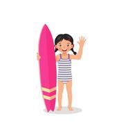 surfista sveglio della bambina che tiene la tavola da surf agitando la mano durante le vacanze estive vettore