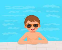 ragazzino carino in costume da bagno e occhiali da sole divertendosi in piscina in estate vettore
