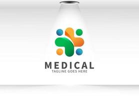 simbolo della croce con punto come testa umana. logo utilizzabile per il medico. design del logo medico e della farmacia, illustrazione del modello di progettazione del logo sanitario. vettore