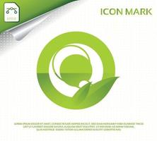 lettera creativa q e design moderno del logo a foglia verde vettore