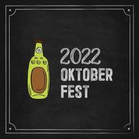 oktoberfest 2022 - festa della birra. elementi di doodle disegnati a mano. festa tradizionale tedesca. bottiglia di vetro di birra su una lavagna nera con scritte. vettore