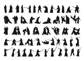 set di sagome nere di combattenti di aikido vettore
