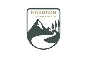 foresta di montagna d'epoca con fiume torrente o strada tortuosa strada modo distintivo emblema etichetta logo disegno vettoriale