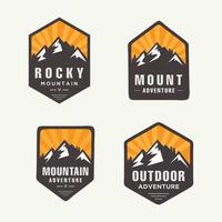 set di distintivi con logo emblema per escursioni in montagna, campeggio, spedizione e avventura all'aria aperta esplorando la natura vettore