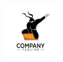 disegno dell'illustrazione del carattere dell'icona del logo del laptop ninja vettore