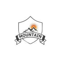 logo icona di montagna vettore