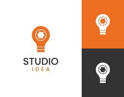 modello di logo idea studio, obiettivo della fotocamera e concetto di lampadina vettore