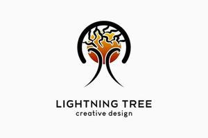 design del logo dell'albero del fulmine combinato con un'icona del sole o della luna con un concetto creativo vettore