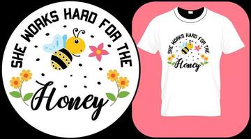 lei lavora sodo per il miele, citazione divertente dell'ape isolata su priorità bassa bianca. lettering disegnato a mano dell'ape del miele. dolce miele amore estate citazione dicendo. illustrazione di stampa vettoriale tipografia per t-shirt