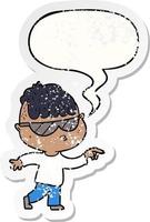 cartone animato ragazzo che indossa occhiali da sole puntamento e discorso bolla adesivo angosciato vettore